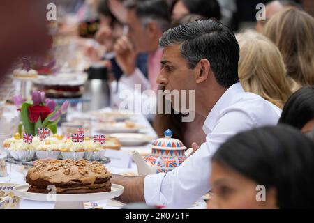 Il primo ministro Rishi Sunak parla agli ospiti durante un grande pranzo di incoronazione a Downing Street, Londra, per volontari, rifugiati ucraini nel Regno Unito e gruppi giovanili. Migliaia di persone in tutto il paese celebrano il Grande pranzo di incoronazione di domenica per celebrare l'incoronazione di re Carlo III e della regina Camilla. Data immagine: Domenica 7 maggio 2023. Foto Stock