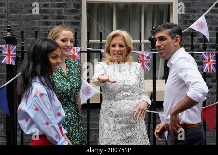 Il primo ministro Rishi Sunak ascolta la First Lady americana Jill Biden, insieme a Finnegan Biden, e Akshata Murty durante un grande pranzo di incoronazione a Downing Street, Londra, per volontari, rifugiati ucraini nel Regno Unito, e gruppi giovanili. Migliaia di persone in tutto il paese celebrano il Grande pranzo di incoronazione di domenica per celebrare l'incoronazione di re Carlo III e della regina Camilla. Data immagine: Domenica 7 maggio 2023. Foto Stock