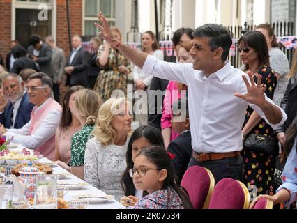 Il primo ministro Rishi Sunak parla agli ospiti durante un grande pranzo di incoronazione a Downing Street, Londra, per volontari, rifugiati ucraini nel Regno Unito e gruppi giovanili. Migliaia di persone in tutto il paese celebrano il Grande pranzo di incoronazione di domenica per celebrare l'incoronazione di re Carlo III e della regina Camilla. Data immagine: Domenica 7 maggio 2023. Foto Stock