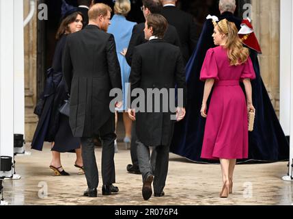 Duca di Sussex arriva con la principessa Eugenie, la principessa Beatrice e suo marito Edoardo Mapelli Mozzi all'Abbazia di Westminster per la cerimonia di incoronazione del re Carlo III e della regina Camilla nel centro di Londra. Data immagine: Sabato 6 maggio 2023. Foto Stock