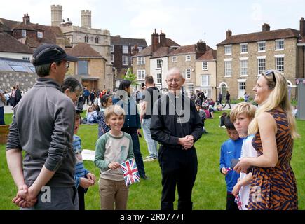 L'Arcivescovo di Canterbury Justin Welby partecipa al Grande pranzo di incoronazione nei terreni della Cattedrale di Canterbury, nel Kent. Migliaia di persone in tutto il paese celebrano il Grande pranzo di incoronazione di domenica per celebrare l'incoronazione di re Carlo III e della regina Camilla. Data immagine: Domenica 7 maggio 2023. Foto Stock