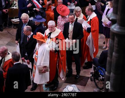 Gli ex primi ministri Boris Johnson e David Cameron partono dopo l'incoronazione del re Carlo III e della regina Camilla all'Abbazia di Westminster, Londra. Data immagine: Sabato 6 maggio 2023. Foto Stock