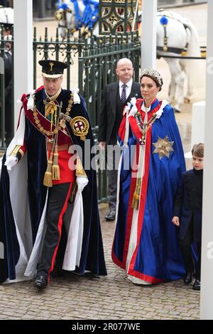 Il Principe di Galles, la Principessa di Galles e il Principe Louis prima della cerimonia di incoronazione di Re Carlo III e della Regina Camilla all'Abbazia di Westminster, Londra. Data immagine: Sabato 6 maggio 2023. Foto Stock