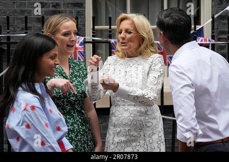 Il primo ministro Rishi Sunak ascolta la First Lady americana Jill Biden, che si mette in movimento mentre parla con Finnegan Biden e sua moglie Akshata Munty durante un grande pranzo di incoronazione a Downing Street, Londra, per volontari, rifugiati ucraini nel Regno Unito, e gruppi giovanili. Migliaia di persone in tutto il paese celebrano il Grande pranzo di incoronazione di domenica per celebrare l'incoronazione di re Carlo III e della regina Camilla. Data immagine: Domenica 7 maggio 2023. Foto Stock