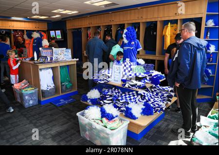 Gioca con i cappelli in vendita nel negozio del club davanti alla partita semifinale della Vanarama National League al Technique Stadium, Chesterfield. Data immagine: Domenica 7 maggio 2023. Foto Stock