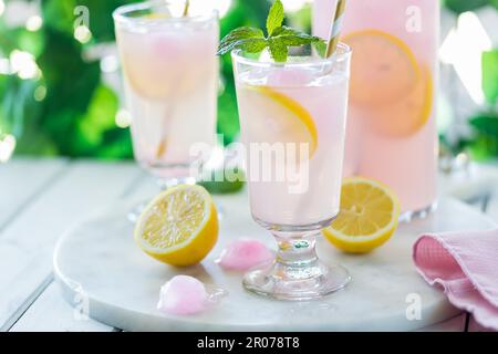 Bicchieri rinfrescanti di limonata dolce, pronti per bere. Foto Stock