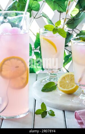 Una caraffa e bicchieri di limonata rosa, pronti per bere. Foto Stock