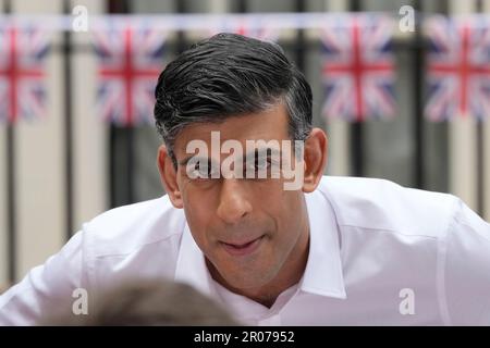 Il primo ministro Rishi Sunak parla agli ospiti durante un grande pranzo di incoronazione a Downing Street, Londra, per volontari, rifugiati ucraini nel Regno Unito e gruppi giovanili. Migliaia di persone in tutto il paese celebrano il Grande pranzo di incoronazione di domenica per celebrare l'incoronazione di re Carlo III e della regina Camilla. Data immagine: Domenica 7 maggio 2023. Foto Stock