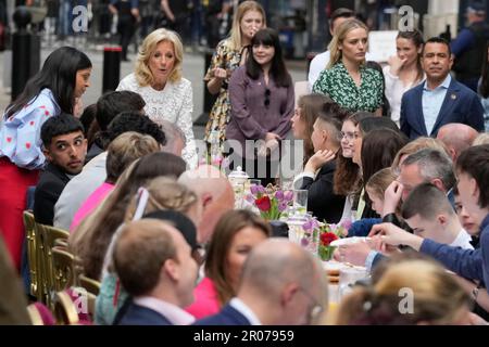 US First Lady Jill Biden parla agli ospiti durante un grande pranzo di incoronazione a Downing Street, Londra, per volontari, rifugiati ucraini nel Regno Unito e gruppi giovanili. Migliaia di persone in tutto il paese celebrano il Grande pranzo di incoronazione di domenica per celebrare l'incoronazione di re Carlo III e della regina Camilla. Data immagine: Domenica 7 maggio 2023. Foto Stock