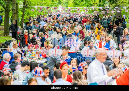 Londra, Regno Unito. 7th maggio, 2023. Il Grande pranzo la Domenica. Il fine settimana di incoronazione di re Carlo III il 6th maggio. Organizzato dal Friends of Regent's Park e Primrose Hill. Credit: Guy Bell/Alamy Live News Foto Stock