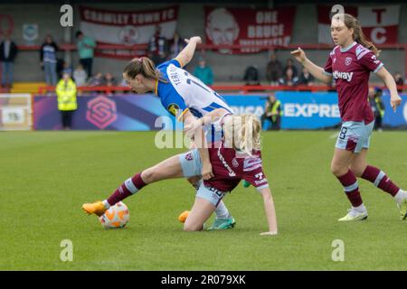 Crawley, Regno Unito. 7th maggio, 2023. Grace Fisk (22 West Ham) e Elisabeth Terland (11 Brighton) in azione durante la partita della Barclays Womens Super League tra Brighton e West Ham al Broadfield Stadium di Crawley. (Tom Phillips/SPP) credito: SPP Sport Press Photo. /Alamy Live News Foto Stock