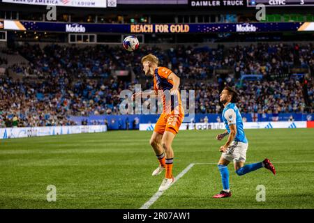 Charlotte, North Carolina, Stati Uniti. 6th maggio, 2023. Keaton Parks, centrocampista di New York City (55), allontana il pallone dal centrocampista del Charlotte FC Brandt Bronico (13) nella partita di calcio della Major League al Bank of America Stadium di Charlotte, NC. (Scott KinserCal Sport Media). Credit: csm/Alamy Live News Foto Stock