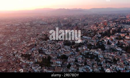 Vista aerea della città di Granada, quartiere Albaicin al tramonto, vecchio quartiere moresco della città, situato su una collina di fronte all'Alhambra. Andalusia, Spagna Foto Stock