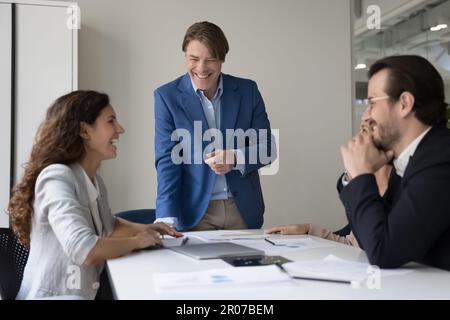 Gruppo di lavoro squadra godere divertente momento di lavoro rapporto discus Foto Stock