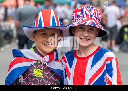 Alcester, Warwickshire, Regno Unito. 7th maggio, 2023. Alcester è stata la scena di una grande festa di strada oggi, come il sole splendeva, con centinaia di persone che escono per celebrare l'incoronazione di re Carlo III Credit: AG News/Alamy Live News Foto Stock