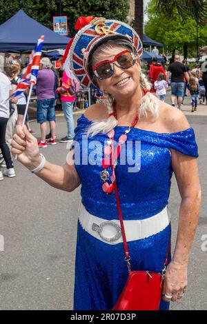 Alcester, Warwickshire, Regno Unito. 7th maggio, 2023. Alcester è stata la scena di una grande festa di strada oggi, come il sole splendeva, con centinaia di persone che escono per celebrare l'incoronazione di re Carlo III Credit: AG News/Alamy Live News Foto Stock