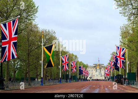 Il Mall guarda verso Buckingham Palace con le bandiere Union Jack e Commonwealth Country che fiancheggiano il percorso per il palazzo. Foto Stock