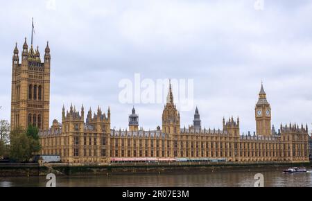 Vista panoramica del Parlamento e del Palazzo di Westminster situato sul Tamigi a Londra. Foto Stock