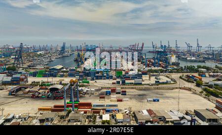 Giacarta, Indonesia - 11 ottobre 2022: Vista aerea del porto marittimo con navi portacontainer e gru nella zona di carico. Porto di Tanjung Priok. Foto Stock