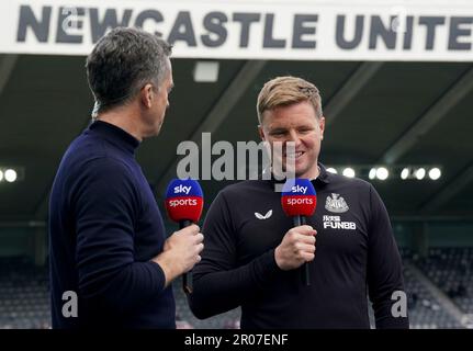 Newcastle United Head Coach, Eddie Howe, (a destra) visto sui doveri dei media con Sky Sports prima della partita della Premier League a St. James' Park, Newcastle upon Tyne. Data immagine: Domenica 7 maggio 2023. Foto Stock