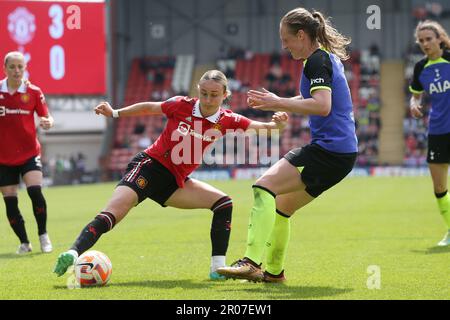 Martha Thomas (a sinistra) del Manchester United e Kerys Harrop di Tottenham Hotspur combattono per la palla durante la partita della Super League delle donne Barclays al Leigh Sports Village, Leigh. Data immagine: Domenica 7 maggio 2023. Foto Stock