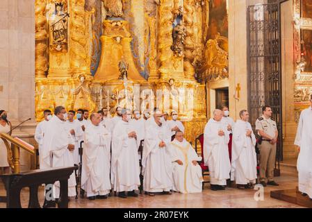 Salvador, Bahia, Brasile - 16 giugno 2022: Sacerdoti cattolici partecipano alla messa del corpus domini nella basilica cattedrale di Salvador, a Pelourinho, Bahia. Foto Stock