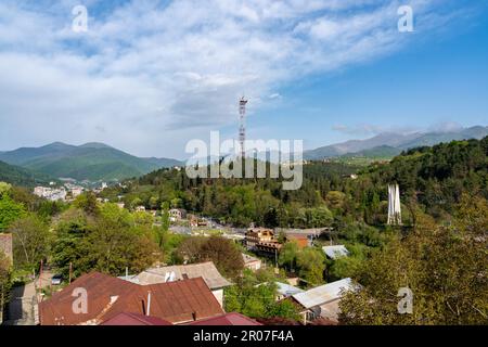 Splendida vista della città di Dilijan in Armenia con le montagne e il cielo blu sullo sfondo Foto Stock