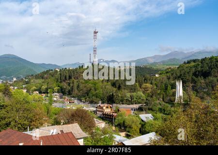 Splendida vista della città di Dilijan in Armenia con le montagne e il cielo blu sullo sfondo Foto Stock