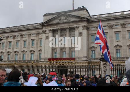 Buckingham Palace, Londra SW1A 1AA, Regno Unito. 6 maggio 2023. A seguito di una storica incoronazione reale e celebrata dalle folle numerate nei milioni che costeggiano il percorso della processione dell'incoronazione di Londra, il re Carlo III e la regina Consort Camilla, incoronati di recente, sono Uniti dai membri della Famiglia reale sul balcone frontale di Buckingham Palace, Mentre ricevono un saluto reale dall'esercito britannico posizionato nei Giardini del Palazzo sottostanti, e quindi guardano il tradizionale FlyPast condotto dalla Royal Air Force e dalla Royal Navy sopra i cieli sopra Londra. Credit: ©Julia Mineeva/EGBN TV News/Alamy L Foto Stock