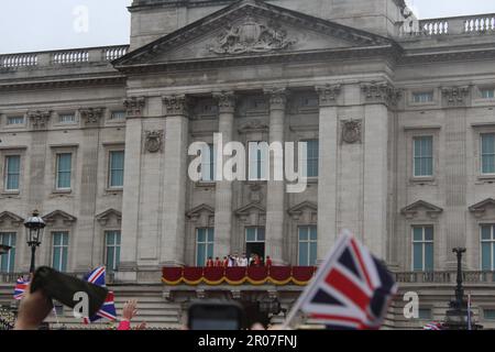 Buckingham Palace, Londra SW1A 1AA, Regno Unito. 6 maggio 2023. A seguito di una storica incoronazione reale e celebrata dalle folle numerate nei milioni che costeggiano il percorso della processione dell'incoronazione di Londra, il re Carlo III e la regina Consort Camilla, incoronati di recente, sono Uniti dai membri della Famiglia reale sul balcone frontale di Buckingham Palace, Mentre ricevono un saluto reale dall'esercito britannico posizionato nei Giardini del Palazzo sottostanti, e quindi guardano il tradizionale FlyPast condotto dalla Royal Air Force e dalla Royal Navy sopra i cieli sopra Londra. Credit: ©Julia Mineeva/EGBN TV News/Alamy L Foto Stock