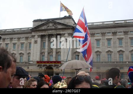 Buckingham Palace, Londra SW1A 1AA, Regno Unito. 6 maggio 2023. A seguito di una storica incoronazione reale e celebrata dalle folle numerate nei milioni che costeggiano il percorso della processione dell'incoronazione di Londra, il re Carlo III e la regina Consort Camilla, incoronati di recente, sono Uniti dai membri della Famiglia reale sul balcone frontale di Buckingham Palace, Mentre ricevono un saluto reale dall'esercito britannico posizionato nei Giardini del Palazzo sottostanti, e quindi guardano il tradizionale FlyPast condotto dalla Royal Air Force e dalla Royal Navy sopra i cieli sopra Londra. Credit: ©Julia Mineeva/EGBN TV News/Alamy L Foto Stock
