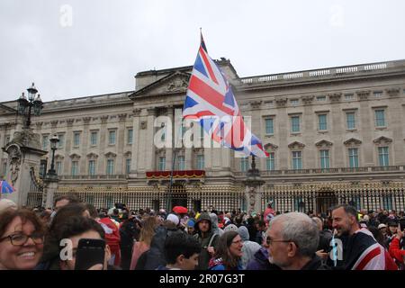Buckingham Palace, Londra SW1A 1AA, Regno Unito. 6 maggio 2023. A seguito di una storica incoronazione reale e celebrata dalle folle numerate nei milioni che costeggiano il percorso della processione dell'incoronazione di Londra, il re Carlo III e la regina Consort Camilla, incoronati di recente, sono Uniti dai membri della Famiglia reale sul balcone frontale di Buckingham Palace, Mentre ricevono un saluto reale dall'esercito britannico posizionato nei Giardini del Palazzo sottostanti, e quindi guardano il tradizionale FlyPast condotto dalla Royal Air Force e dalla Royal Navy sopra i cieli sopra Londra. Credit: ©Julia Mineeva/EGBN TV News/Alamy L Foto Stock