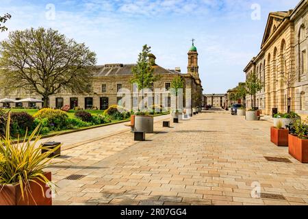 La strada principale presso il Royal William Yard, un ex cantiere di victualing della Royal Navy è ora una destinazione turistica, Plymouth, Devon, Inghilterra, Regno Unito Foto Stock