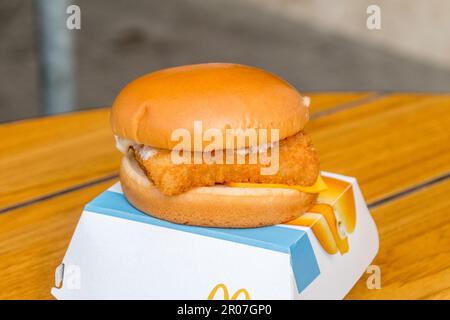 Chisinau, Moldova - 8 marzo 2023: McDonald's Filet-o-Fish Burger. Hamburger di pesce nel ristorante McDonald's. Foto Stock