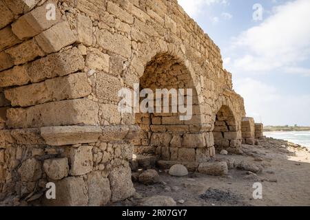 Resti dell'acquedotto romano di Cesarea Maritima, Israele. Foto Stock