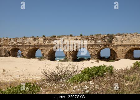 Resti dell'acquedotto romano di Cesarea Maritima, Israele. Foto Stock