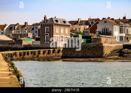 Architettura storica del lungomare all'Hard Quay dell'Admiral, punto di partenza del traghetto Cremyll a Plymouth, Devon, Inghilterra, Regno Unito Foto Stock