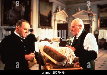 ANTHONY HOPKINS e PETER VAUGHAN nei RESTI DEL GIORNO 1993 regista JAMES IVORY romanzo Kazuo Ishiguro sceneggiatura Ruth Prawer Jhabvala produttori Ismail Merchant Jon Calley e Mike Nichols musica Richard Robbins UK - USA co-produzione Merchant Ivory Productions / Columbia Pictures (US) - Columbia Tri-Star Films (UK) Foto Stock