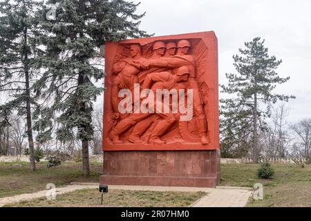 Chisinau, Moldavia - 8 marzo 2023: Memoria di pietra rossa con i soldati al complesso commemorativo di eternità. Foto Stock