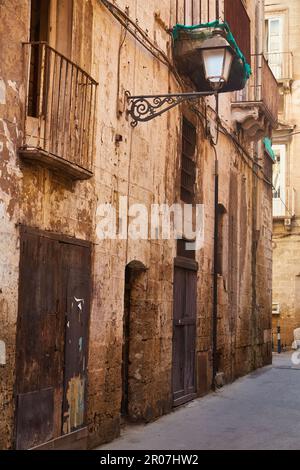 Destinazione del viaggio. Vecchia strada in città con strade ed edifici in pietra. Bella strada stretta con pietre di pavimentazione nella città vecchia. Vista grandangolare Foto Stock