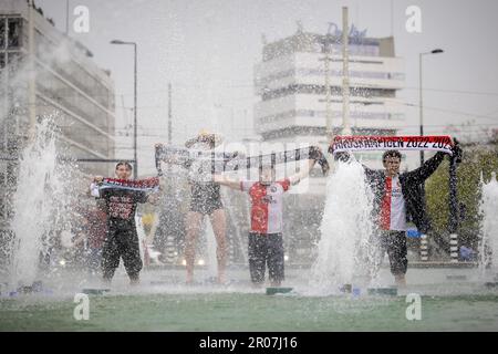 ROTTERDAM - i fan si avanzano sul campionato saltando nella Hofvijver dopo la partita tra Excelsior e Feyenoord. A causa della vittoria di PSV su Sparta, Feyenoord non è riuscito a diventare campione nel derby con Excelsior. ANP ROBIN VAN LONKHUIJSEN netherlands OUT - belgium OUT Credit: ANP/Alamy Live News Foto Stock