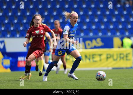 Isabelle Meyer (10 SKN St Pollen) in azione durante la partita Planet pure Frauen Bundesliga SKN St Pollen v SPG Union Kleinmunchen/ Blau Weiss Linz a NV Arena St Pollen (Tom Seiss/ SPP) Credit: SPP Sport Press Photo. /Alamy Live News Foto Stock