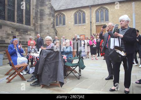 Newcastle upon Tyne, Regno Unito, 07/05/2023, HM King Charles III’s Coronation Street Party, Newcastle Cathedral, Friends of St Nicholas for a Coronation picnic come parte dell’iniziativa nazionale “Big Lunch”. Newcastle upon Tyne, Regno Unito, le comunità di tutto il Regno Unito si riuniscono per celebrare l’incoronazione di Re Carlo III, comprese le feste di strada della comunità, 7th maggio 2023, Credit: DEW/Alamy Live News Foto Stock