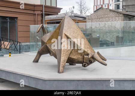 Chisinau, Moldova - 8 marzo 2023: Scultura di toro di Ioan Grecu. Foto Stock