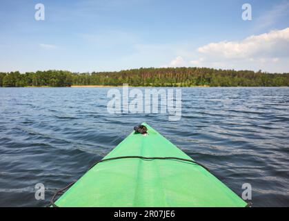 Immagine di un'inchino in kayak sull'acqua del lago, messa a fuoco selettiva. Foto Stock