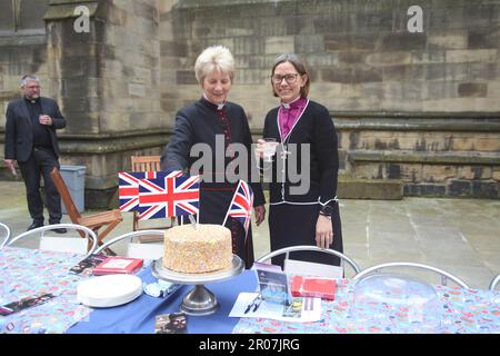 Newcastle upon Tyne, Regno Unito, 07/05/2023, HM King Charles III’s Coronation Street Party, Newcastle Cathedral, Friends of St Nicholas for a Coronation picnic come parte dell’iniziativa nazionale “Big Lunch”. Newcastle upon Tyne, Regno Unito, le comunità di tutto il Regno Unito si riuniscono per celebrare l’incoronazione di Re Carlo III, comprese le feste di strada della comunità, 7th maggio 2023, Credit: DEW/Alamy Live News Foto Stock