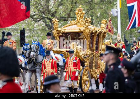 Londra, Regno Unito. 6th maggio, 2023. Re Carlo III e la Regina Camilla viaggiano nel Gold state Coach, costruito nel 1760 e utilizzato in ogni incoronazione da quella di Guglielmo IV nel 1831, partendo dall'Abbazia di Westminster sulla strada per Buckingham Palace durante l'incoronazione di Re Carlo III e Regina Camilla. Photographed by Credit: Michael tubi/Alamy Live News Foto Stock