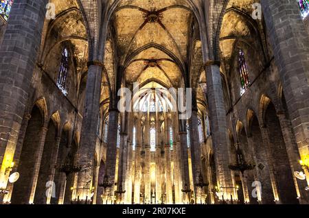 Interno di Santa Maria del Mar, la più bella chiesa gotica di Barcellona Foto Stock