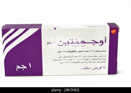 Cairo, Egitto, maggio 4 2023: Augmentin 1g compresse, amoxicillina e clavulanato potassio, acido clavulanico, classe di inibitori delle beta-lattamasi, amoxicillina i. Foto Stock