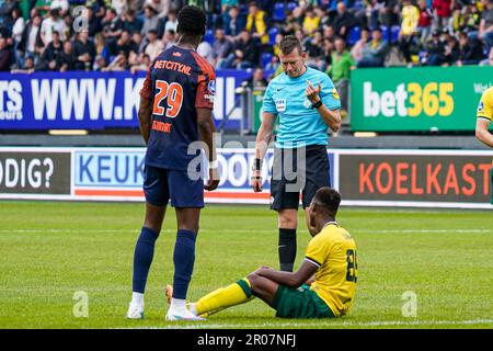 Sittard, Paesi Bassi. 07th maggio, 2023. SITTARD, PAESI BASSI - MAGGIO 7: Nicolas Isimat-Mirin di Vitesse, Umaro Embalo di Fortuna Sittard, arbitro Allard Lindhout durante la partita olandese di Eredivie tra Fortuna Sittard e Vitesse a Fortuna Sittard Stadion il 7 Maggio 2023 a Sittard, Paesi Bassi (Foto di Jeroen Meuwsen/Orange Pictures BV)/Alamy Live News Foto Stock